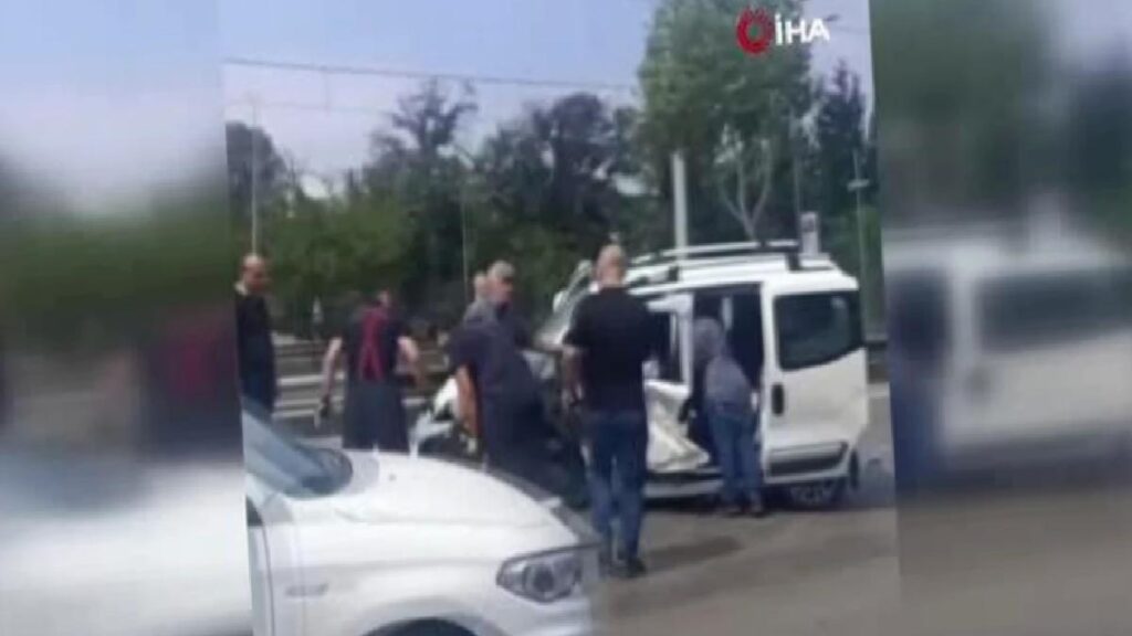 Bariyerlere çarpan araçta şoför sıkıştı