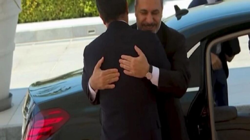 Barzani, Hakan Fidan’ı kapıda kucaklayarak karşıladı