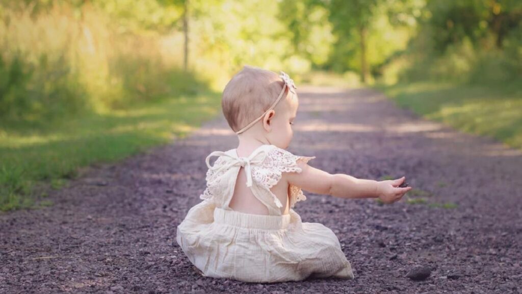 Bebeklerin oturma evresi: Ne vakit oturur ve nasıl desteklenir?