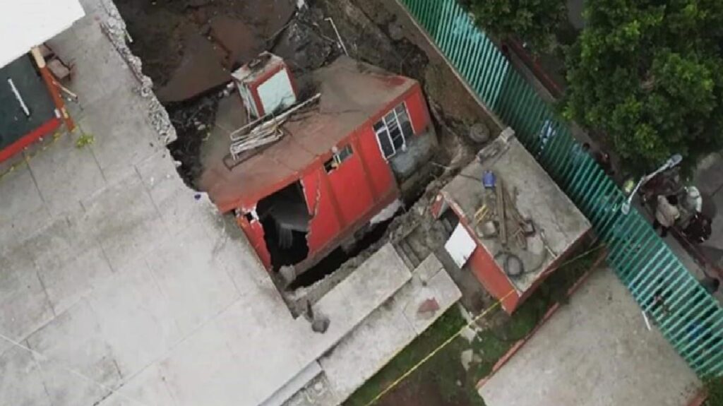 Bina, su borusunun patlaması sonucu oluşan devasa çukurun içine devrildi