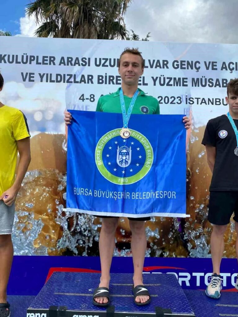 Bursa Büyükşehir Belediyesporlu Yüzücü Özgür Yonca 4 Madalya Kazandı