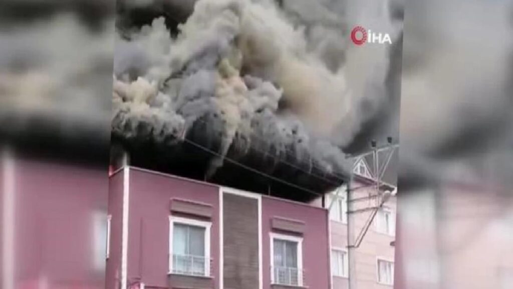 Bursa’da 2 Katlı Binanın Çatı Katı Alevlere Teslim Oldu