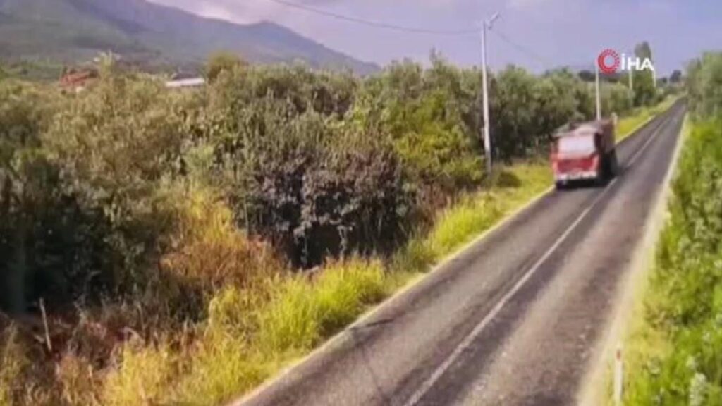 Bursa’da 2 kişinin ağır yaralandığı tır kazası kamerada