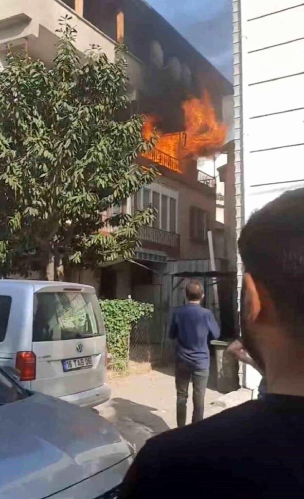 Bursa’da 3 Katlı Bir Binanın 2. Katı Alev Alev Yandı