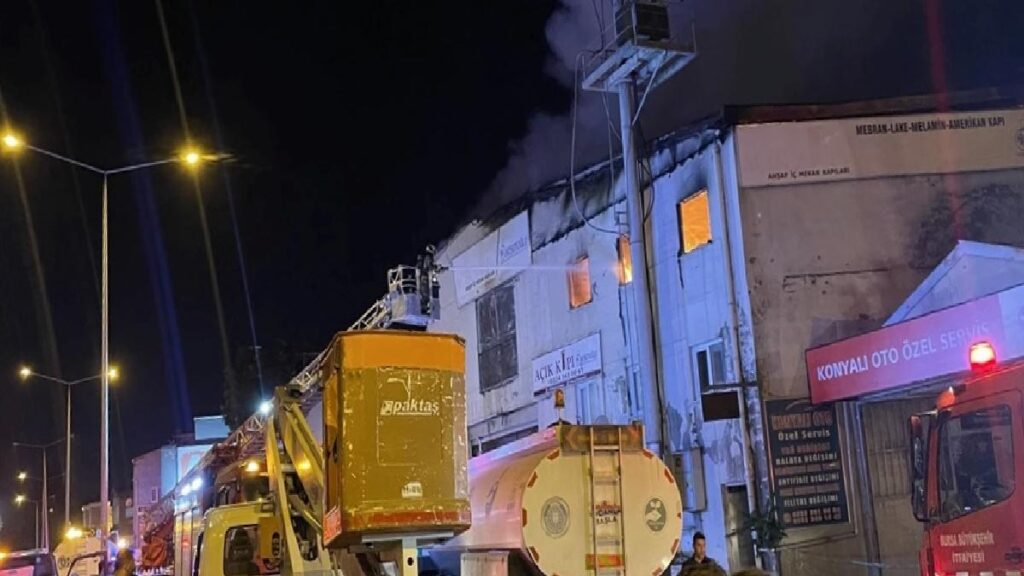 Bursa’da ahşap kapı üreten fabrikada çıkan yangın denetim altına alındı