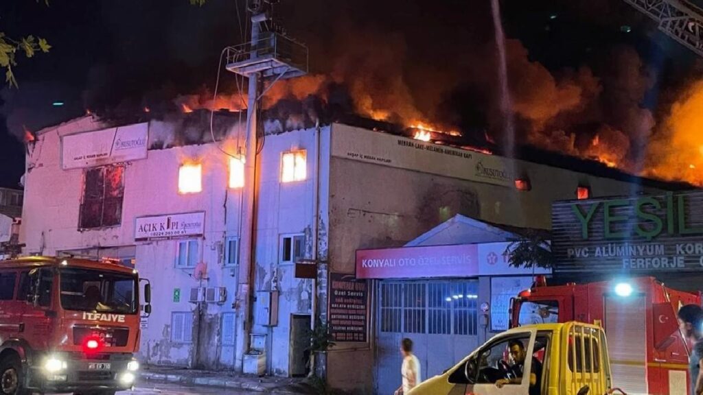 Bursa’da ahşap kapı üreten fabrikada yangın çıktı