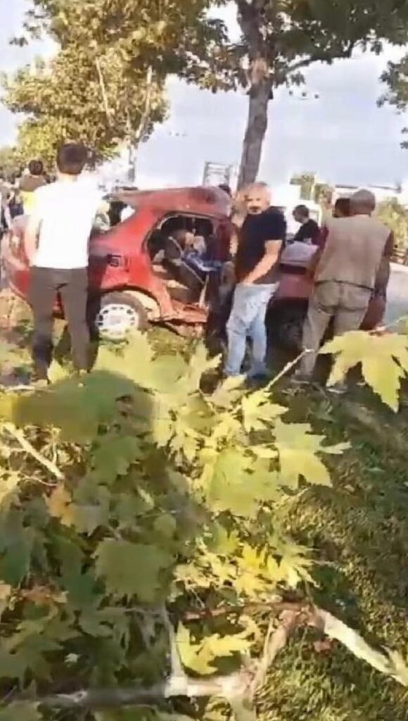 Bursa’da Araba Kaza Yaptı, Şoför ve Yolcu Kurtarıldı