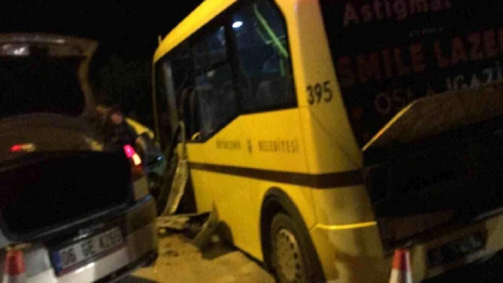 Bursa’da Belediye Otobüsüyle Araba Baş Başa Çarpıştı, 2 Kişi Hayatını Kaybetti