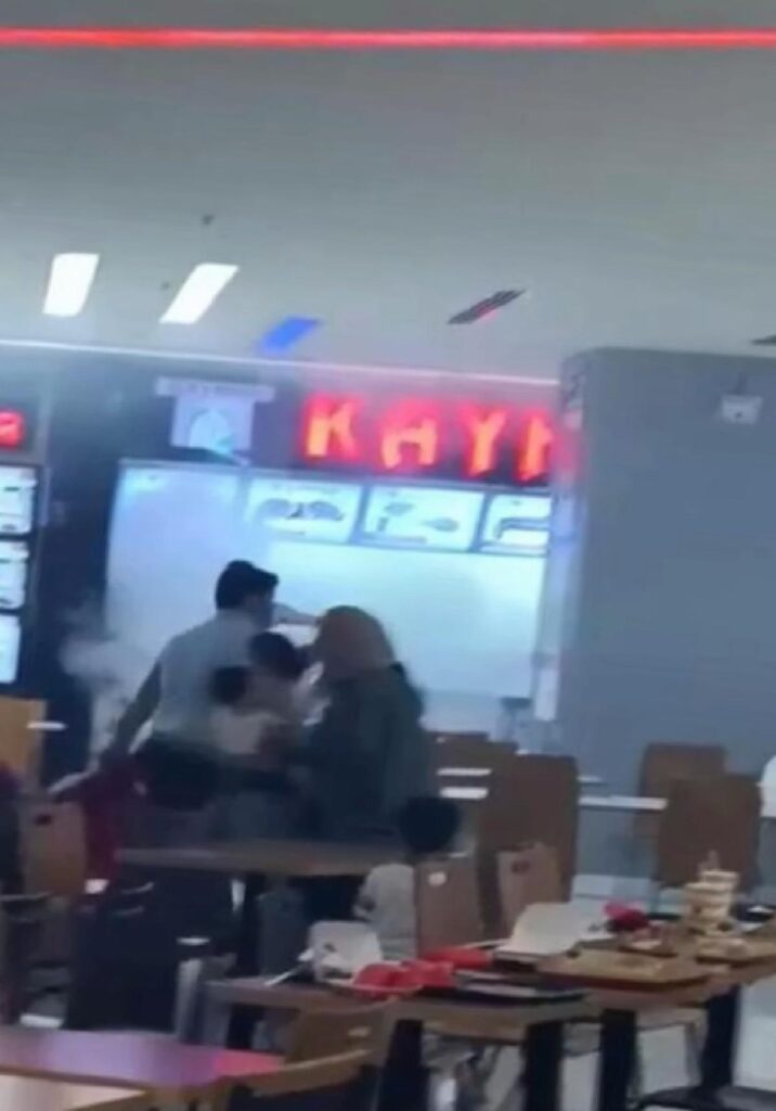 Bursa’da bir alışveriş merkezinde çıkan yangın sonucu vatandaşlar tahliye edildi