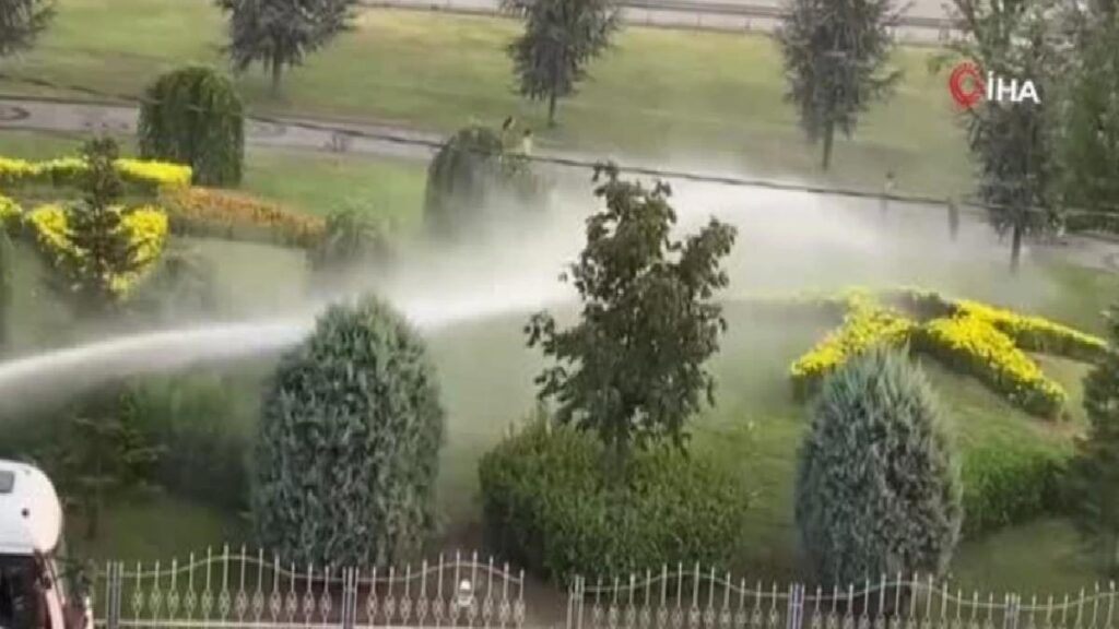 Bursa’da çocuklar serinlemek için değişik usullere başvuruyor