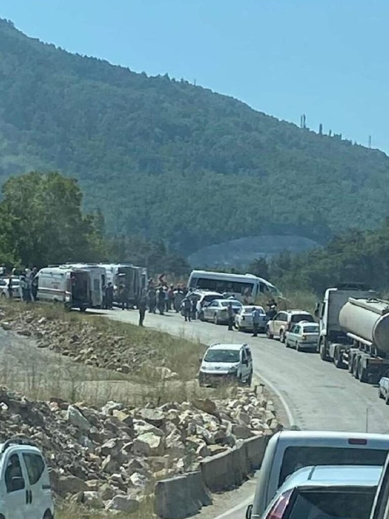 Bursa’da Kamyon ile Minibüs Baş Başa Çarpıştı: 1 Meyyit, 5 Yaralı