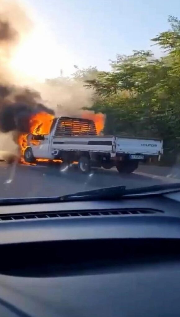 Bursa’da Kamyonet Arıza Sonucu Alev Aldı