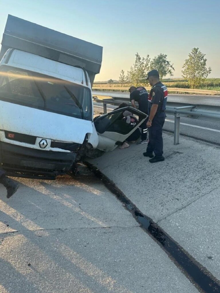 Bursa’da Kamyonet Bariyerlere Çarptı: Şoför Hayatını Kaybetti