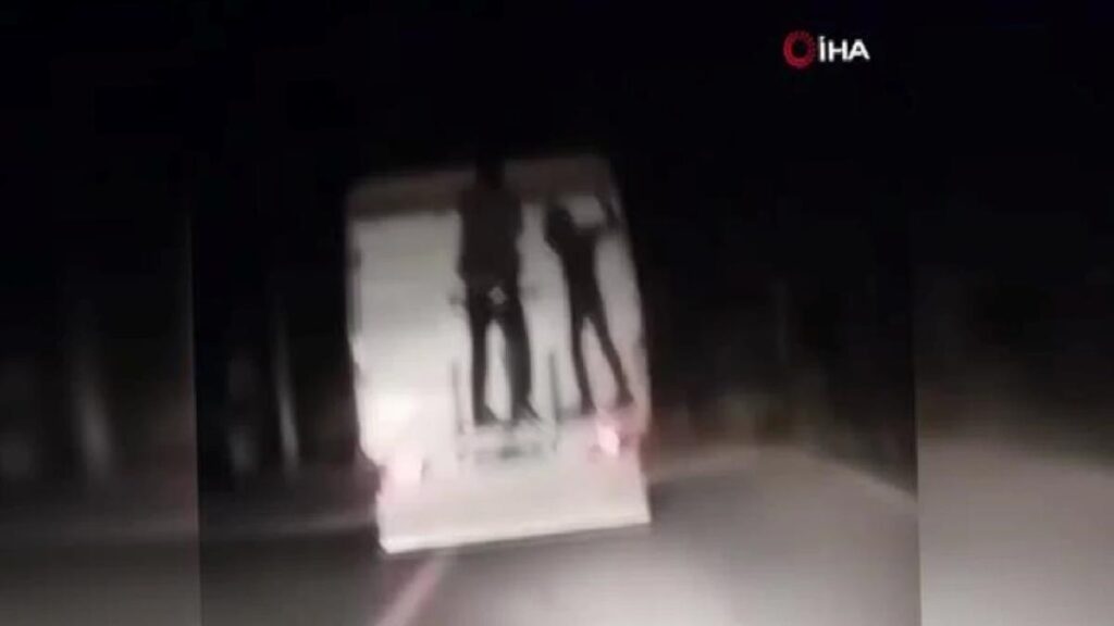 Bursa’da Kamyonetin Ardında Asılı Giden Baba ve Oğlu Tehlike Saçtı