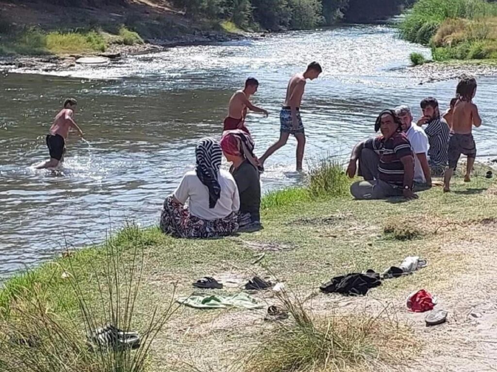 Bursa’da Mahalle Muhtarı Sıcaktan Bunalanlara Plaj Yaptırdı