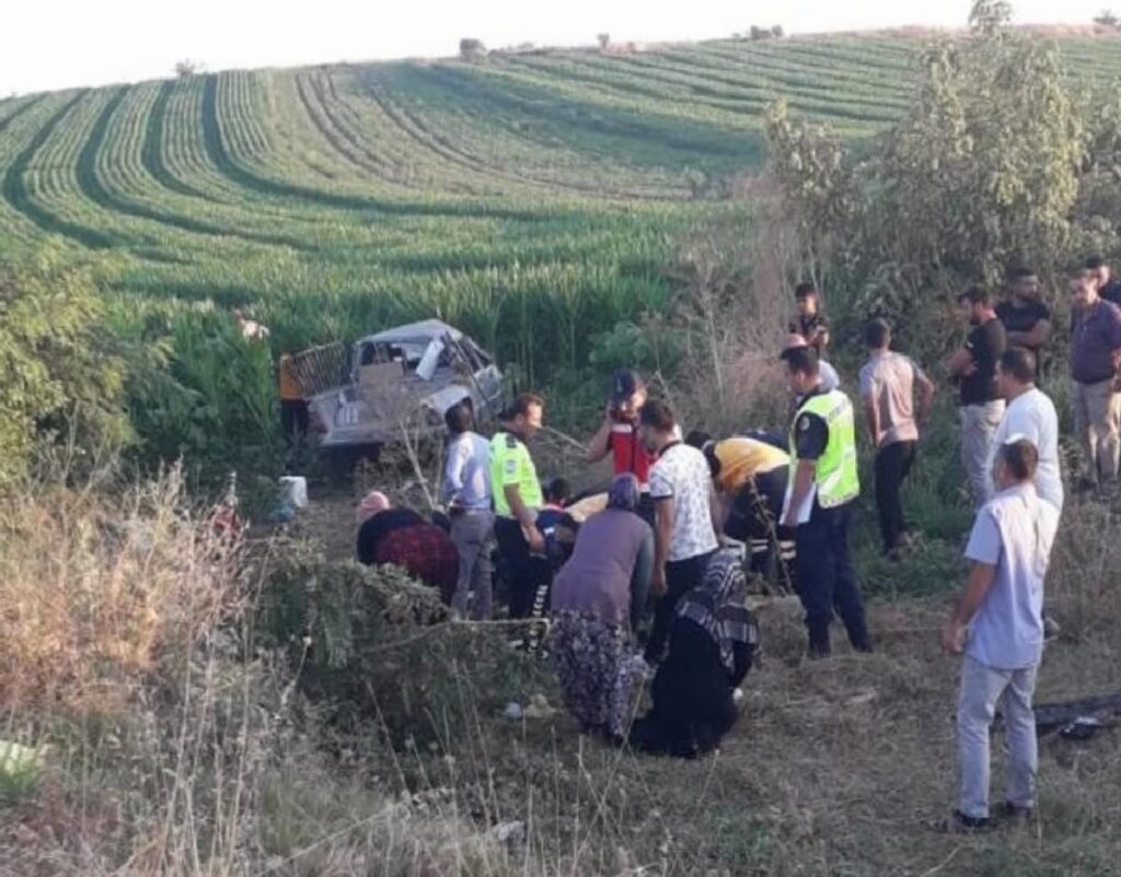 Bursa’da mevsimlik çalışanları taşıyan kamyonetin tarlaya girmesi sonucu 3 kişi öldü, 11 kişi yaralandı