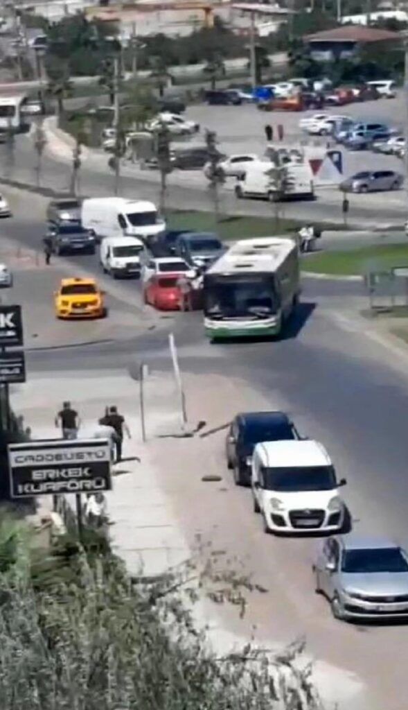 Bursa’da Otobüs ve Araba Sürücüleri Ortasında Yol Tartışması