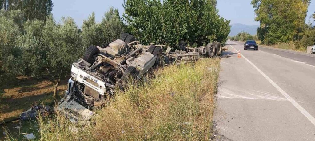 Bursa’da Saç Yüklü Tır Takla Attı