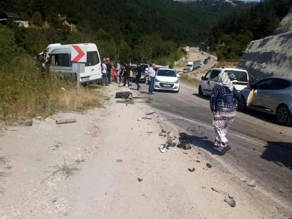 Bursa’da yolcu minibüsü ile kamyon çarpışması: 1 meyyit, 5 yaralı