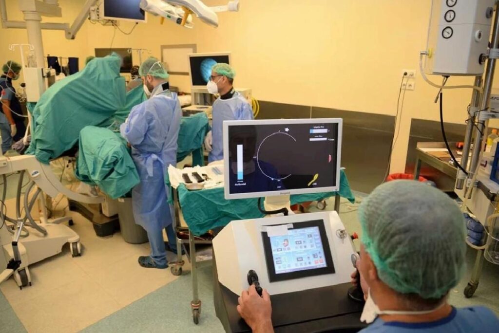 BUÜ Hastanesi’nde Robotik Böbrek Taşı Kırma Ameliyatı Yapıldı