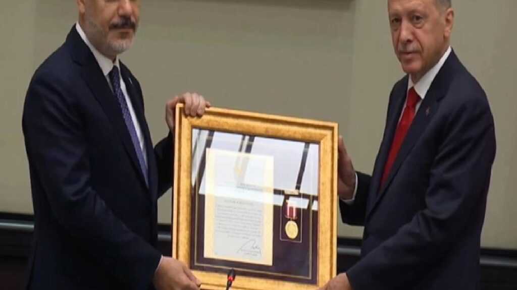 Cumhurbaşkanı Erdoğan, Hakan Fidan’a “üstün hizmet madalyası” takdim etti