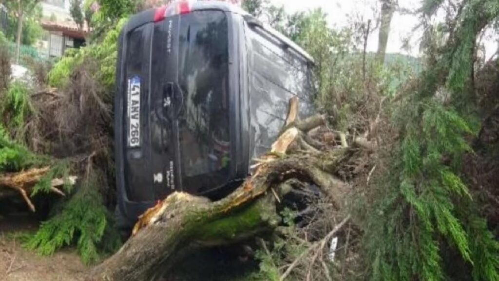 Darıca’da arıza yapan araç parkta devrildi, şoför yaralandı