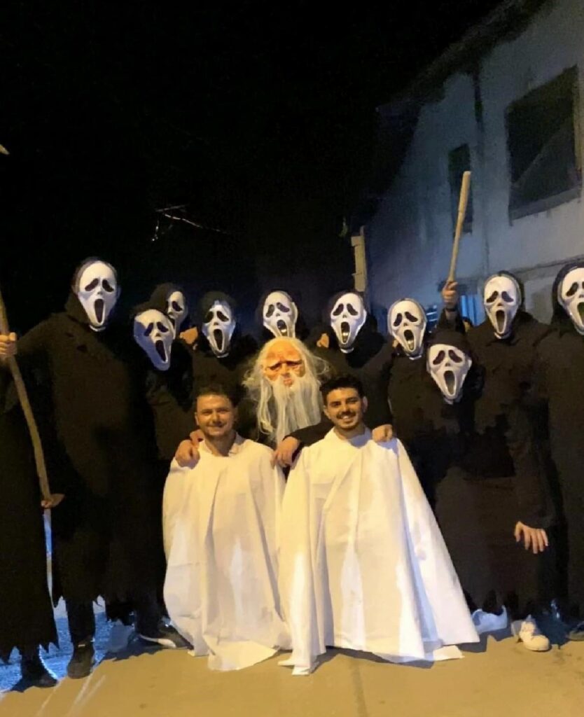 Değişik kıyafetlerle yapılan koreografi toplumsal medyada ilgi odağı oldu