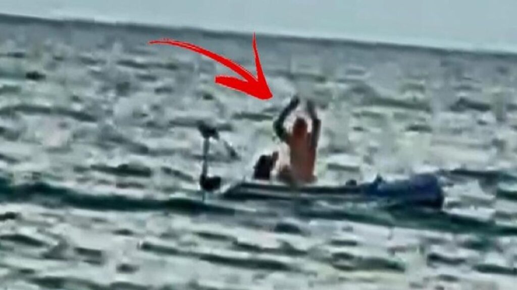 Denizin ortasında bottaki bayanı darbeden şahıs gözaltına alındı