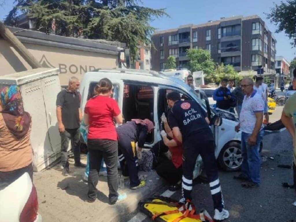 Düzce’de kavşakta araba ile hafif ticari araç çarpıştı: 5 yaralı