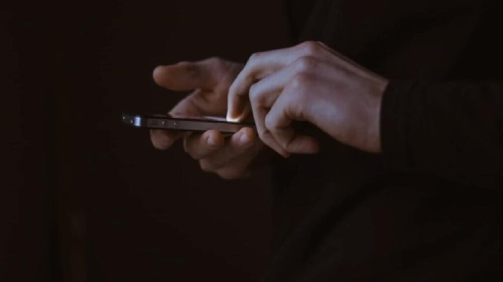 Engelli komşusuna cinsel hücumda bulunup fotoğraflarını çeken kuşkulu tutuklandı