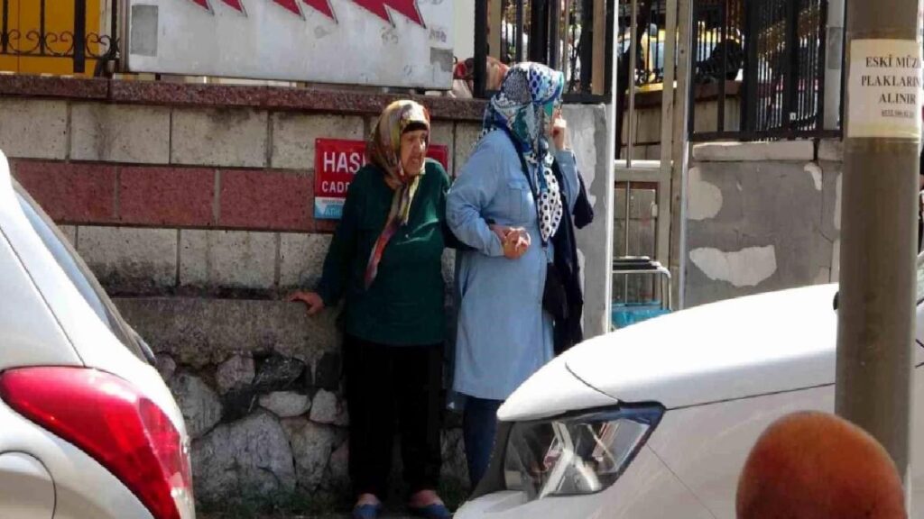 Fatih’te Taksi Sürücüsü Yaşlı Bayanı Aracına Almadı