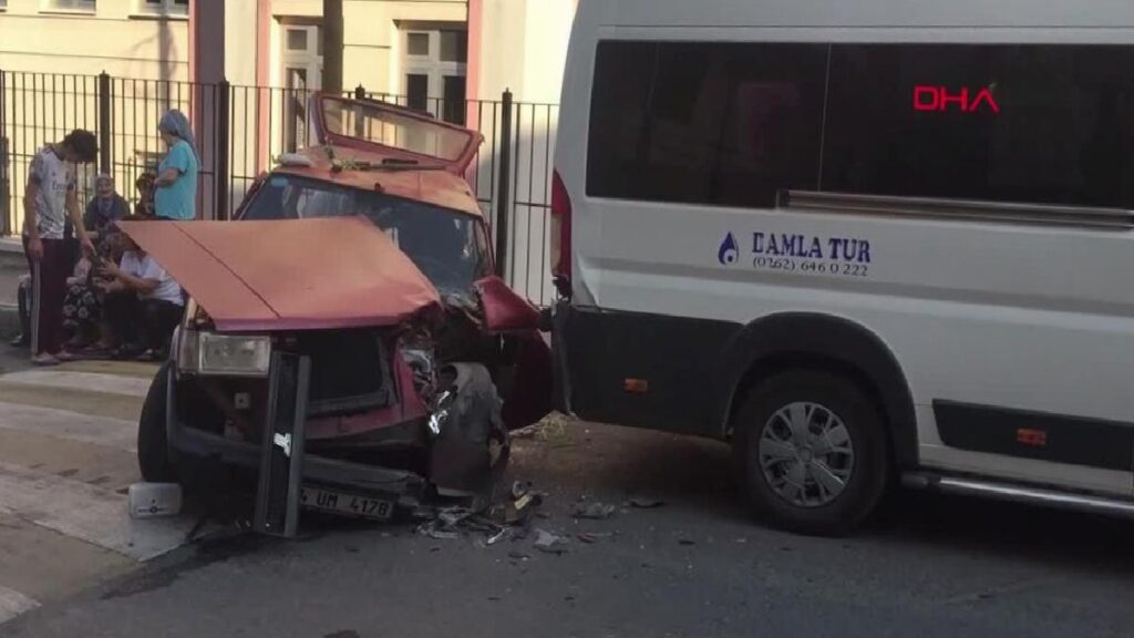 Gebze’de freni patlayan araba minibüse çarptı: 6 yaralı