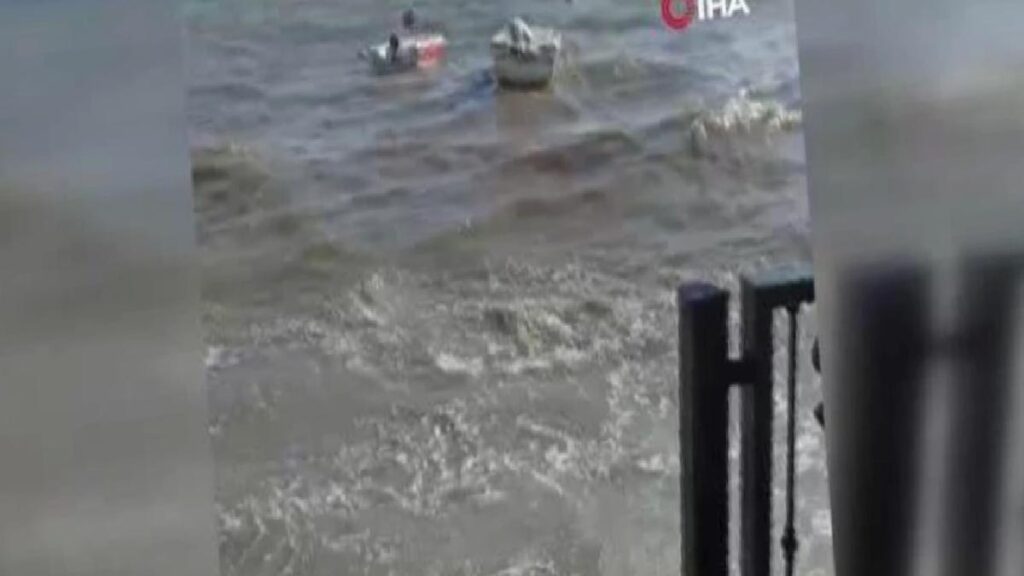 Gemlik’te dalgalar kıyı yoluna taştı, o anlar kameraya yansıdı