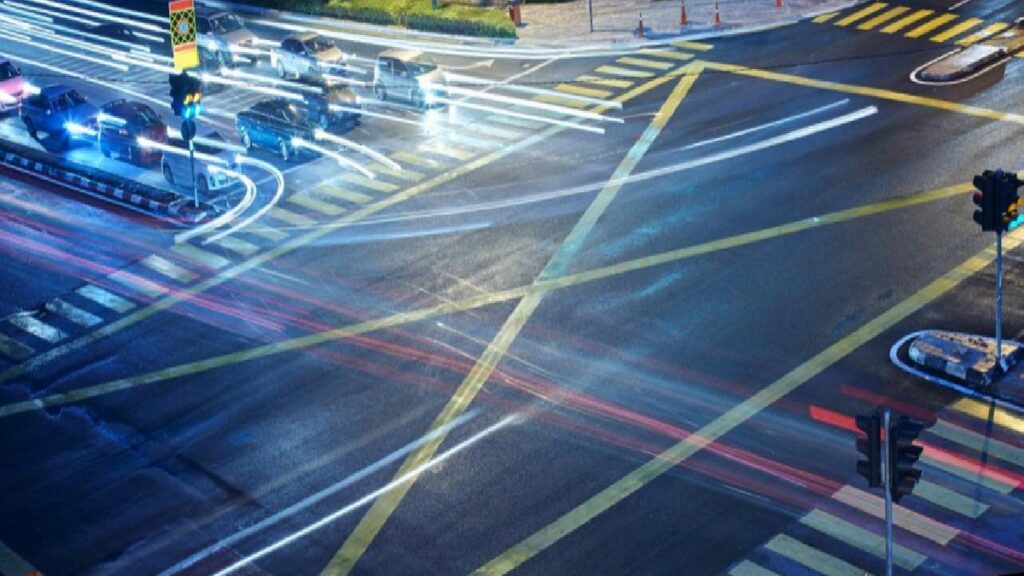 Gemlik’te kazaya müdahale eden polislere araç çarptı: 2 yaralı