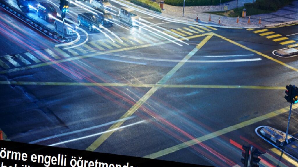 Görme engelli müzik öğretmeni yaşlılara müzik dinletisi sunuyor