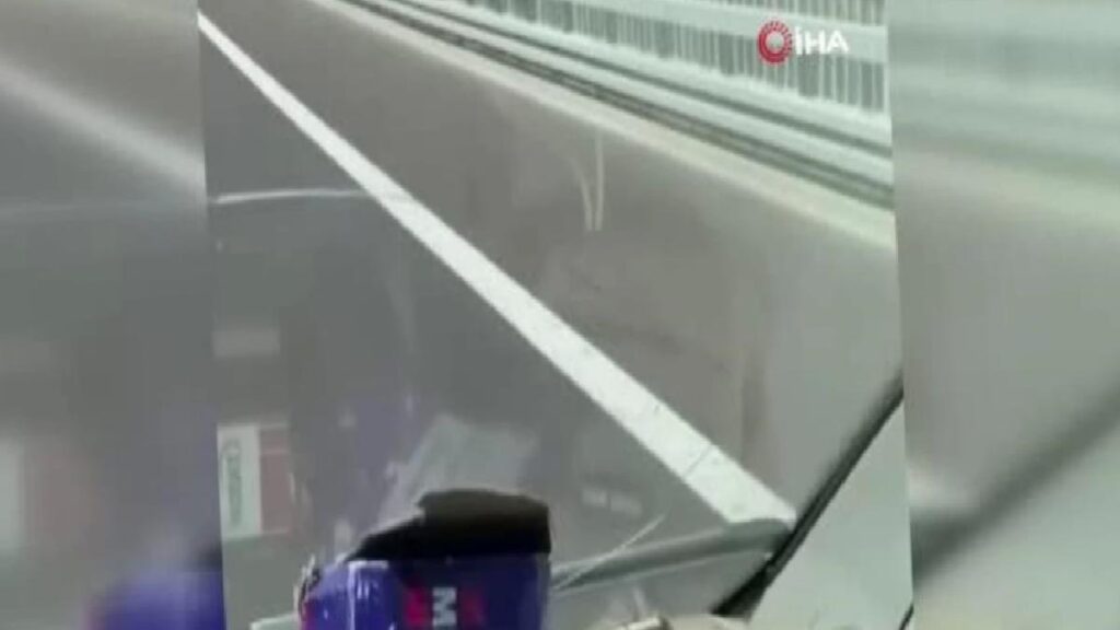 Hafif ticari araç otobanda alev alev yandı