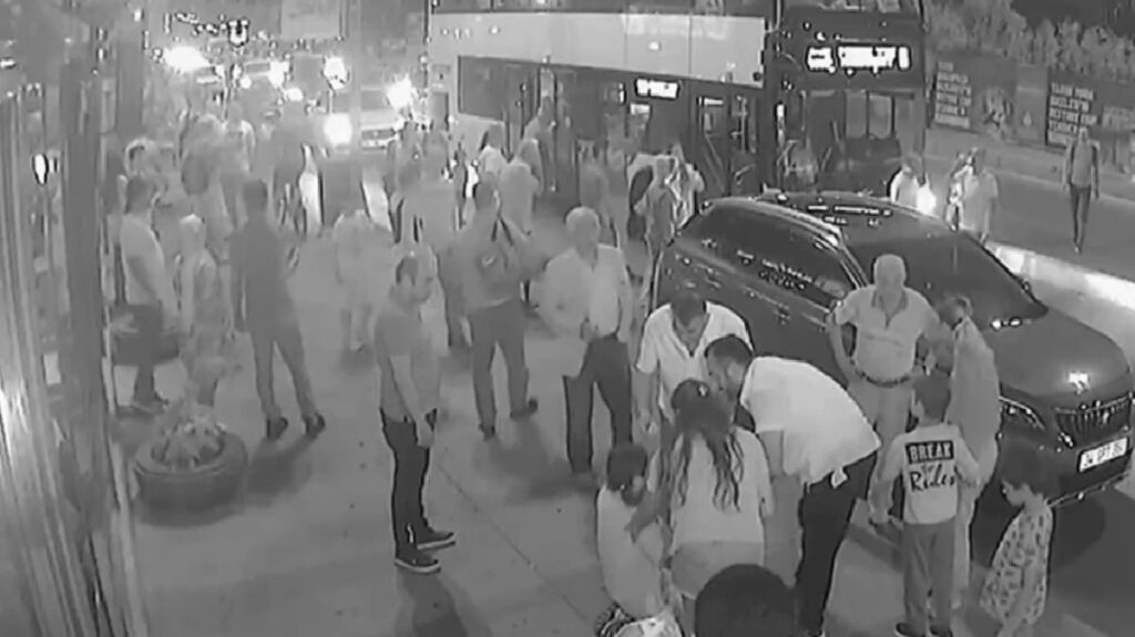 İETT otobüsü sürücüsüne biber gazlı saldırı! Kötüleşen yolcular kendini kaldırıma attı