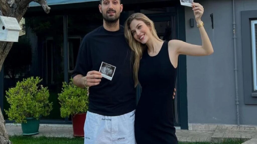 İkiz bebek bekleyen Yasemin Şefkatli 3 ay boyunca serumlarla beslenmiş