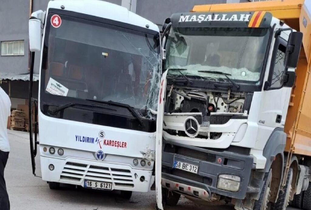 İnegöl’de kamyon ile minibüs baş başa çarpıştı: 1 yaralı