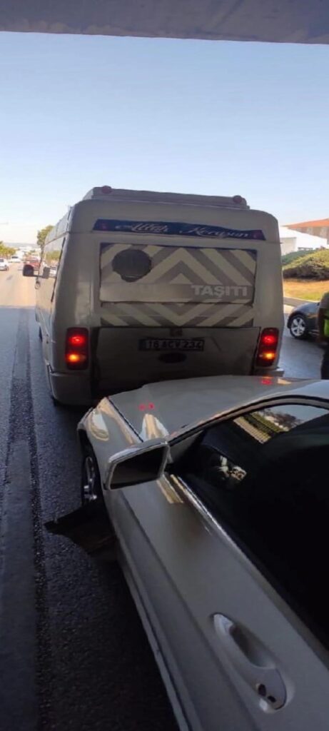 İnegöl’de otomobil ile servis minibüsü çarpıştı: 5 yaralı