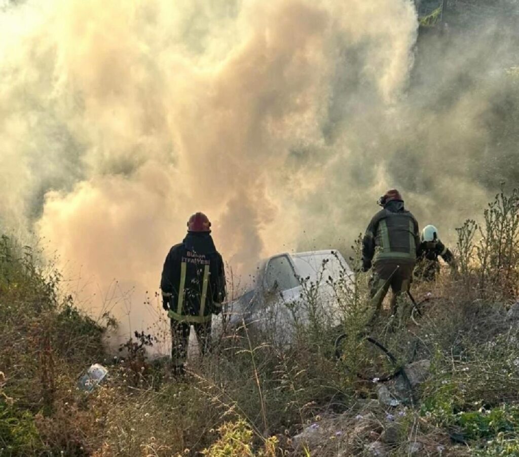İnegöl’de şarampole uçan minibüs alev alev yandı, 2 kişi yaralandı