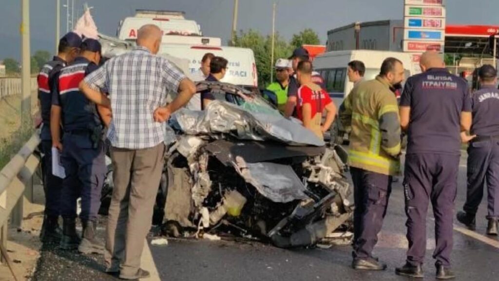 İnegöl’de TIR’a arttan çarpan arabada 1 meyyit, 3 yaralı