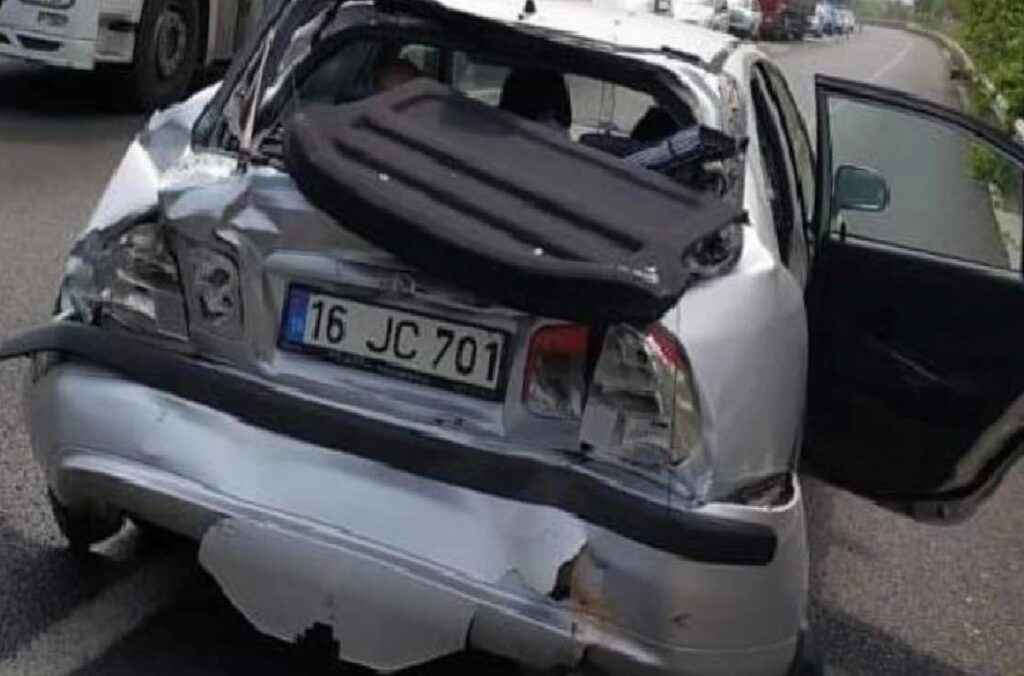 İnegöl’de TIR’ın arabaya çarpması sonucu 5 kişi yaralandı