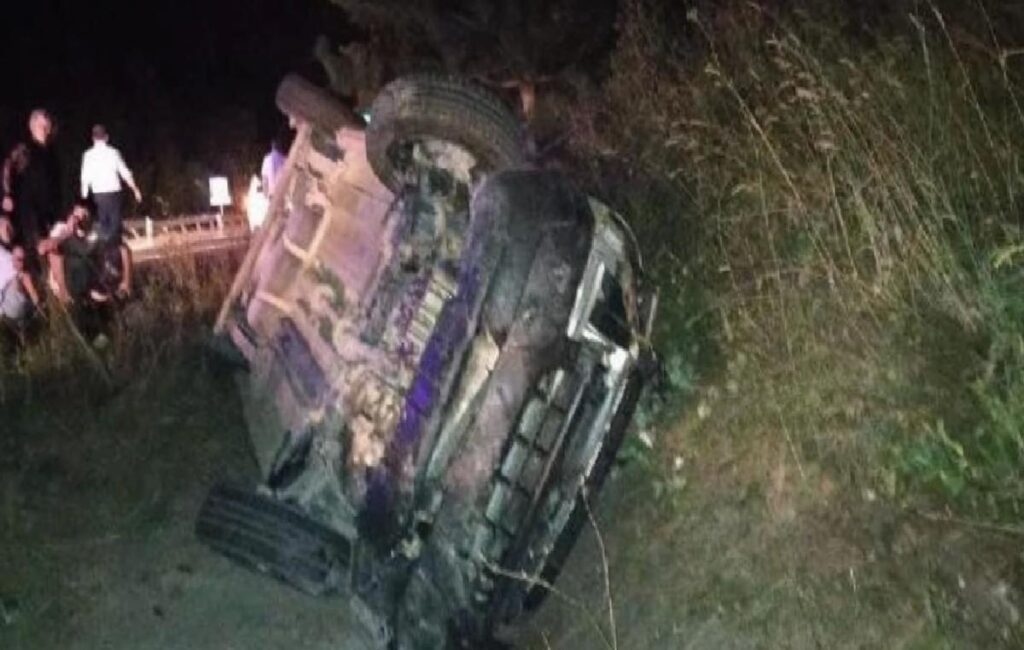 İnegöl’de TIR’ın Çarptığı Araç Yağmur Suyu Kanalına Düştü: 3 Yaralı