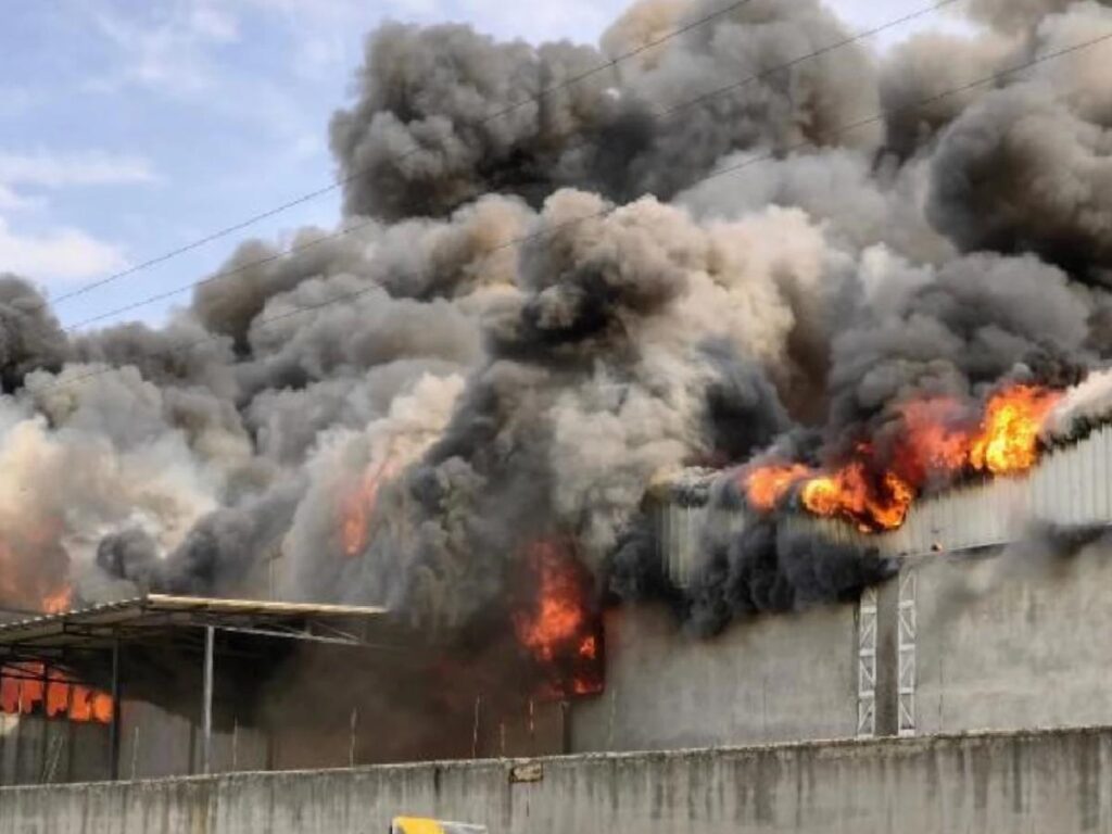 İnegöl’deki Yangında 10 Fabrika Etkilendi, Ziyan 1 Milyar Liranın Üzerinde