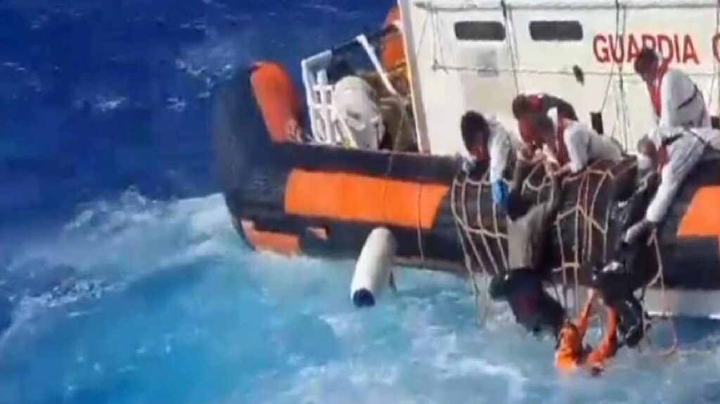 İtalya açıklarında göçmenleri taşıyan tekne battı: 41 kişi ömrünü yitirdi