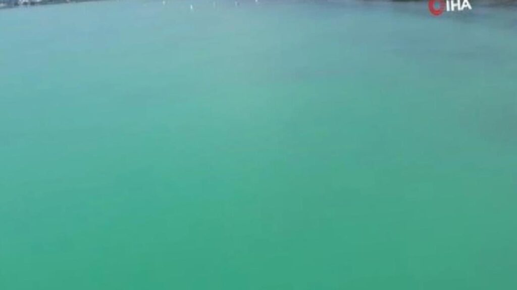 İznik Gölü turkuaza büründü