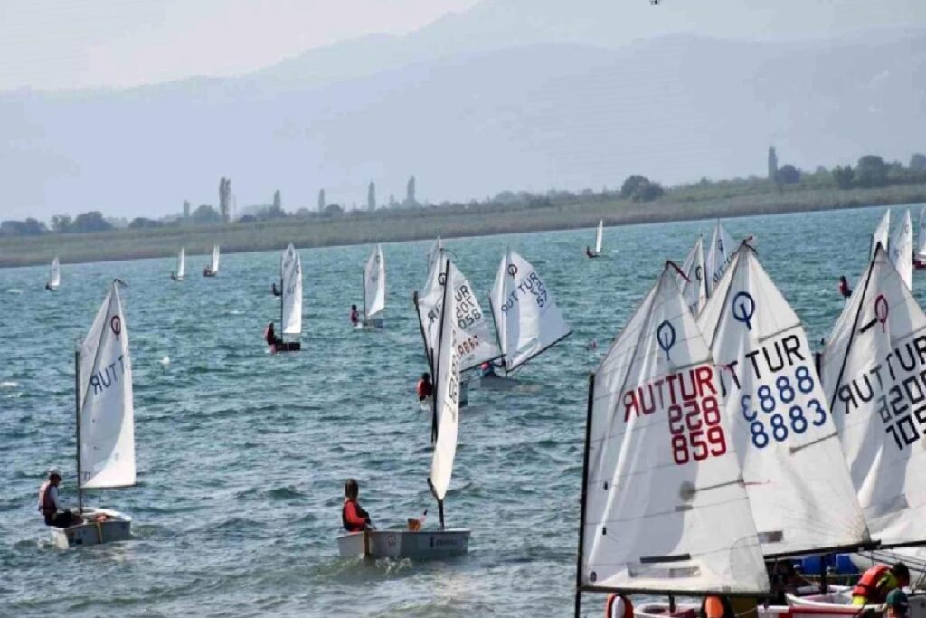 İznik Gölü’nde Yelken Yarışları Heyecanı