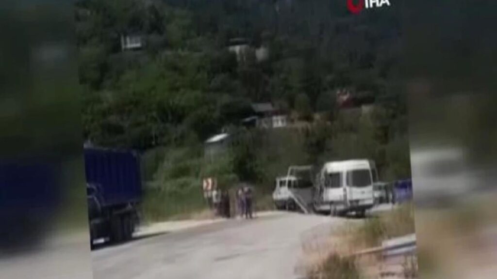 Kamyon ile yolcu minibüsü baş başa çarpıştı: 1 meyyit, 5 yaralı