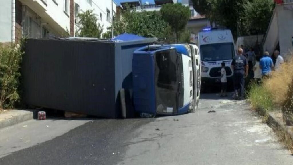Kamyonet Yokuşu Çıkamayınca Bina Duvarına Çarptı: 2 Yaralı